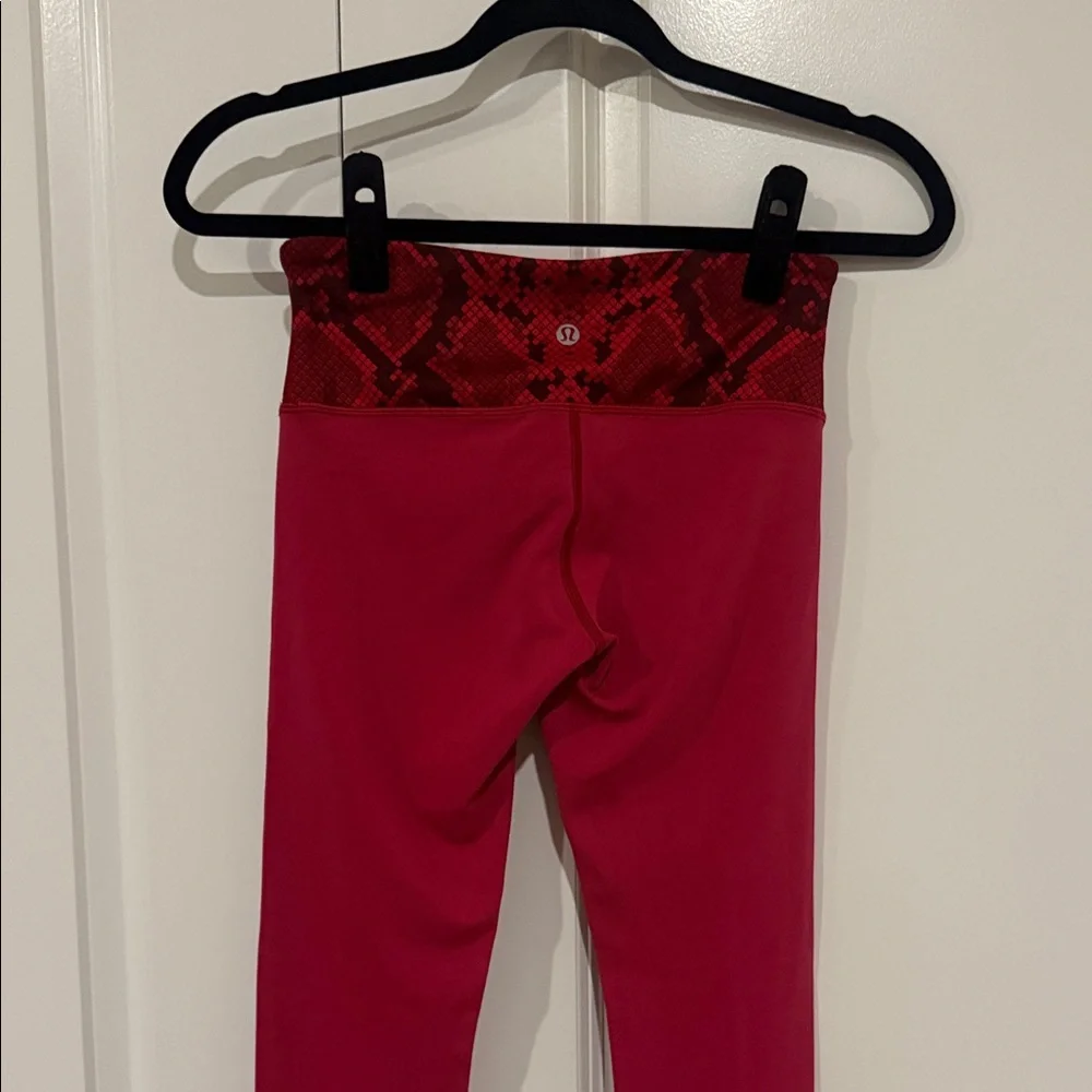 Lightly worn Vibrant lululemon Leggings with Snakeskin Accent size 4